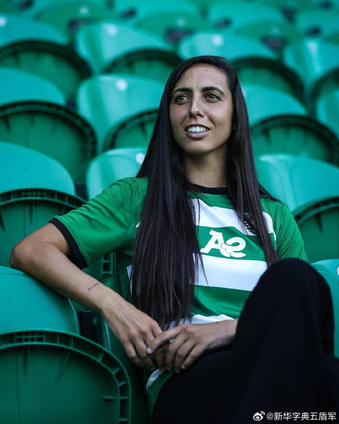 葡萄牙女足球员在比赛中表现出色