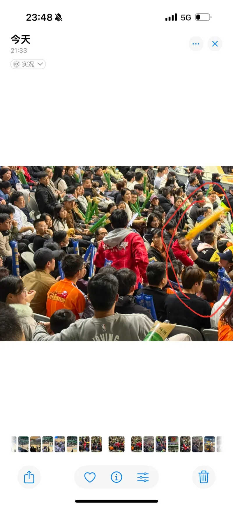 比赛现场球迷热情高涨，助威声不断