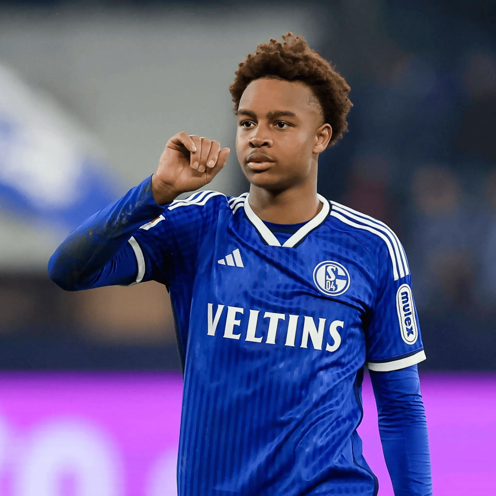 关于沙尔克遭遇意外失利，德甲榜首位置动摇的信息