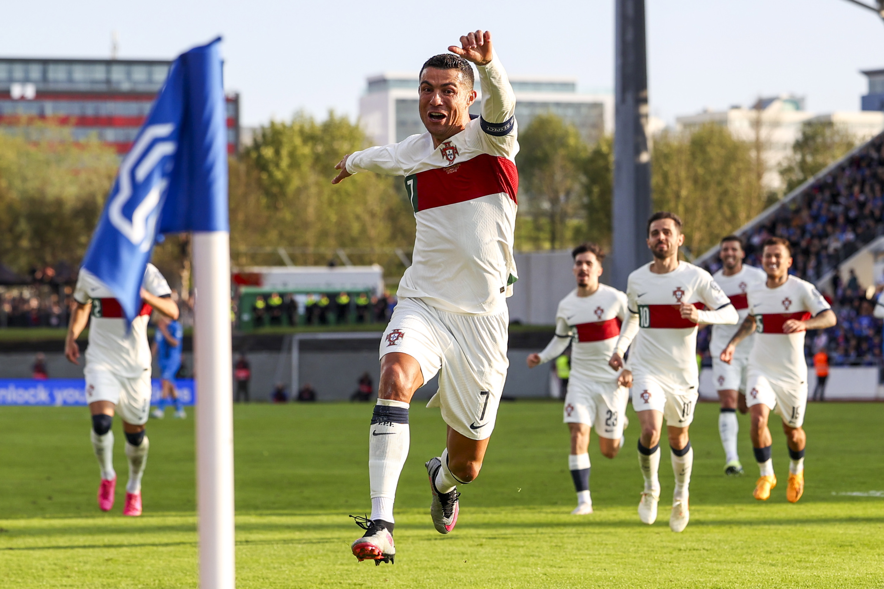 关于欧洲联赛精彩开幕，球迷热情支持的信息