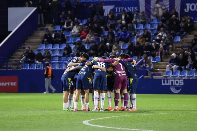 包含西班牙客场大胜，后防强势表现令人印象深刻的词条